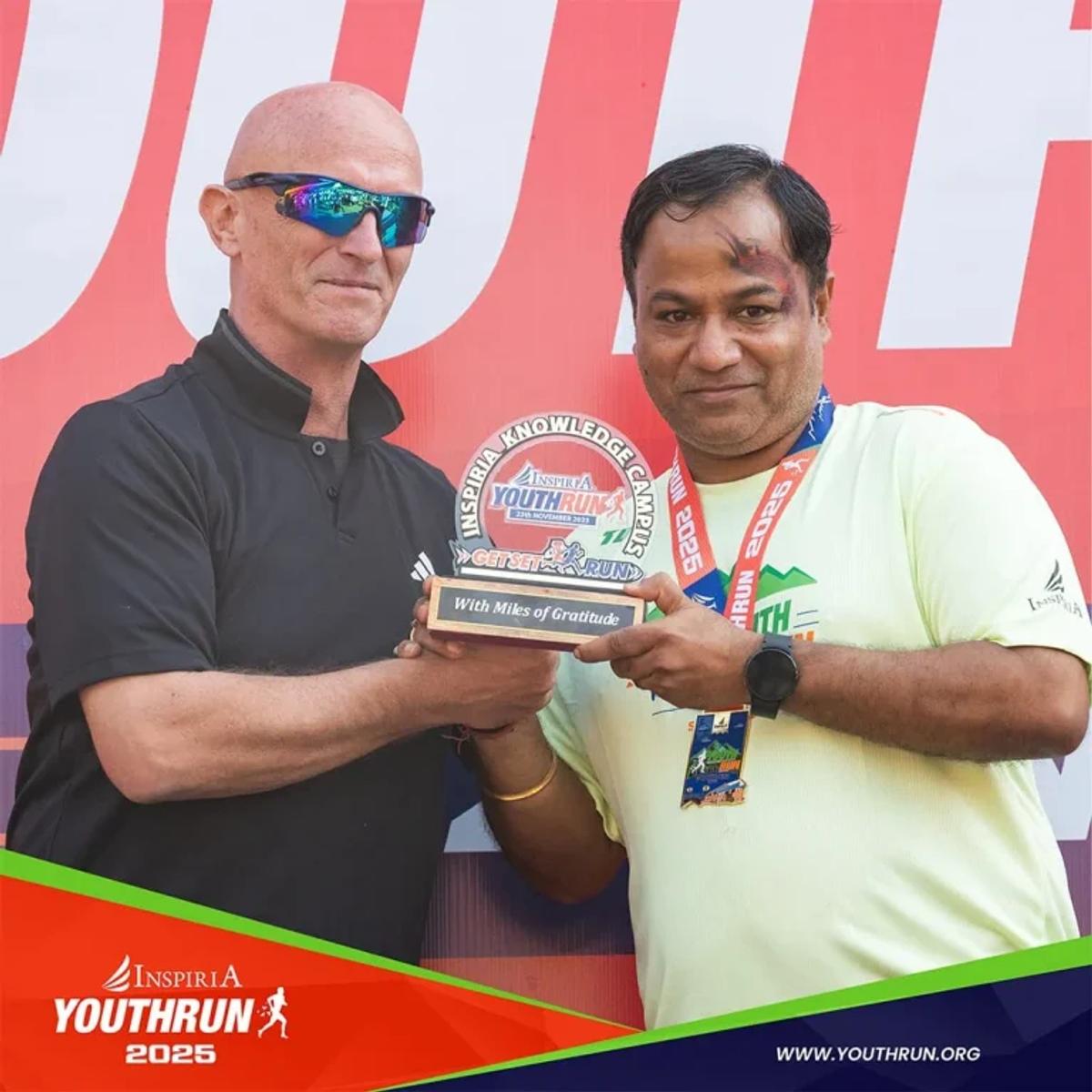 youthrun winner with trophy
